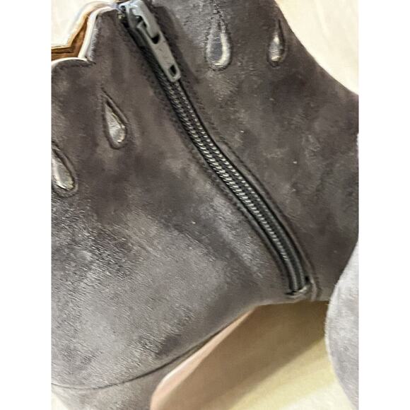 PETITE MENDIGOTE •40/ 9• Merion Ankle Boots Bootie Grey Suede Scalloped NEW $348 - Picture 12 of 13